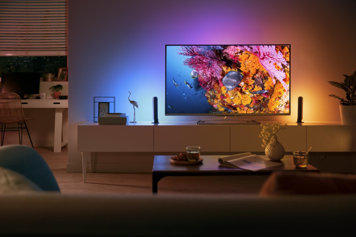 Philips Hue - Play Light Bar 2-Pack & Lightstrip Plus Starter Kit 2 meter & Bridge - Bundle