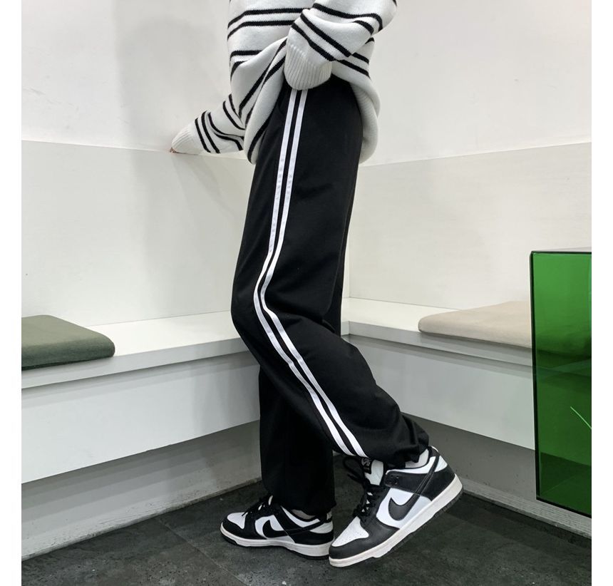 Rosesand - Gestreepte, losvallende joggingbroek met hoge taille en wijde pijpen