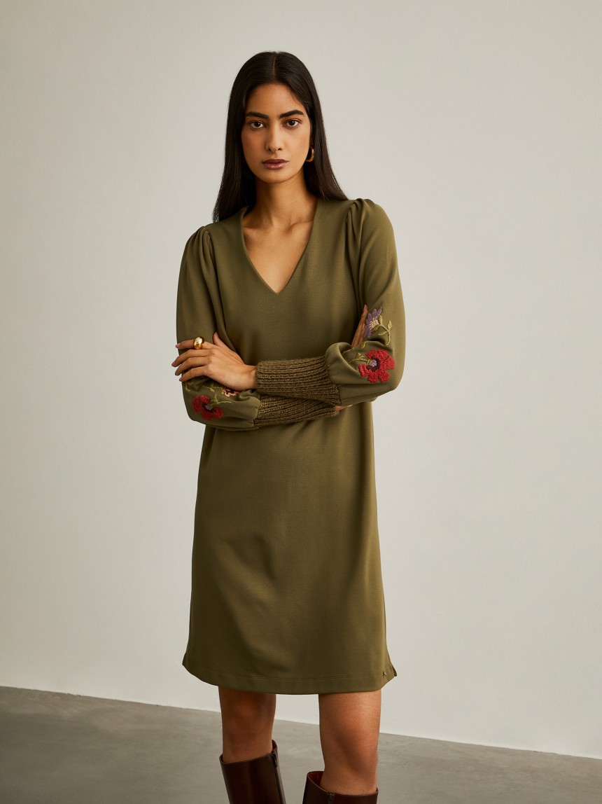 Vestido de malha com bordado