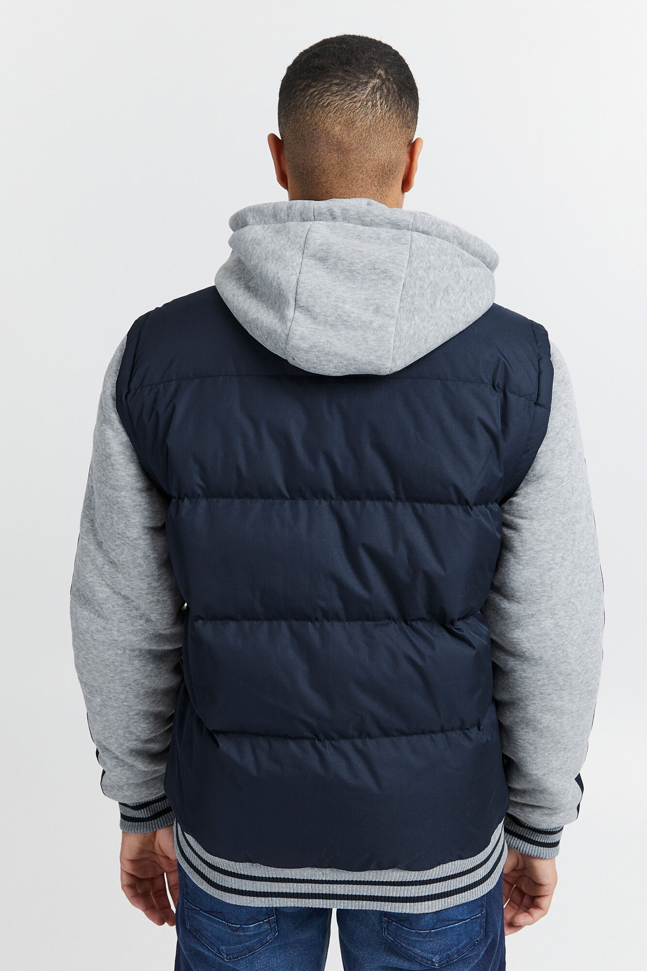 Jaqueta puffer combinada com capuz.