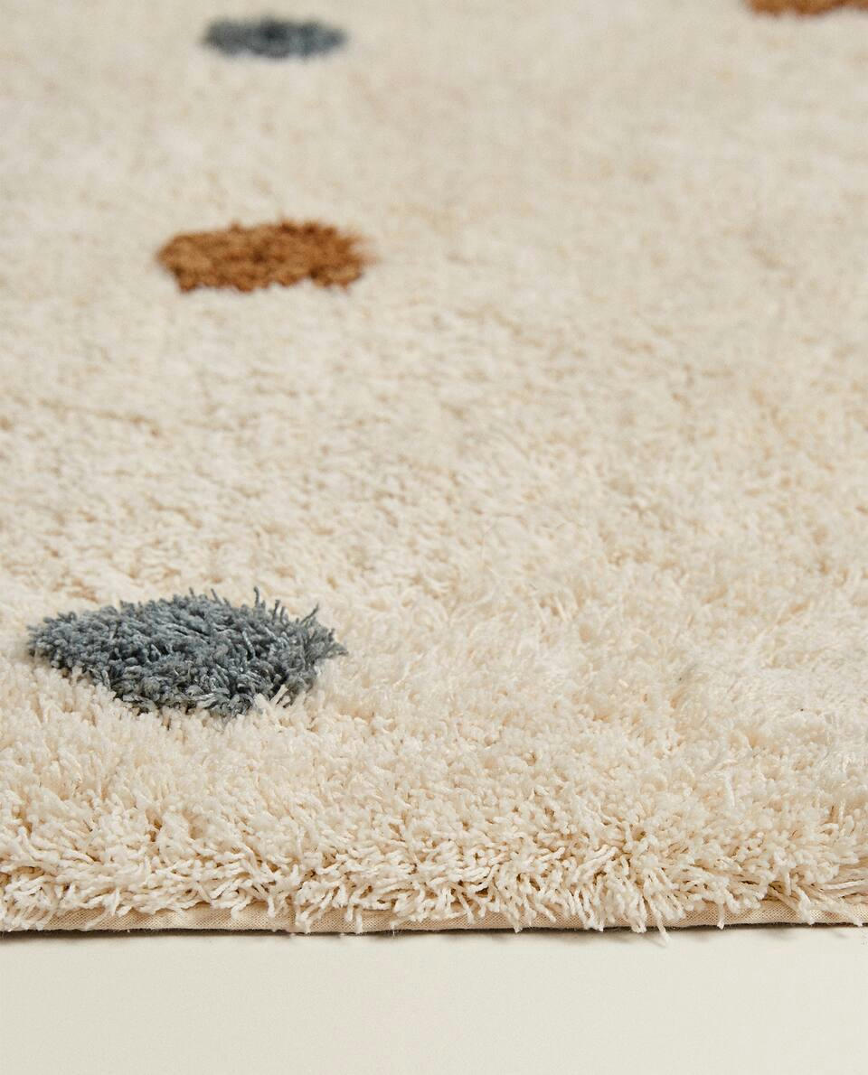 TAPETE COM BOLINHAS MULTICOLORIDAS