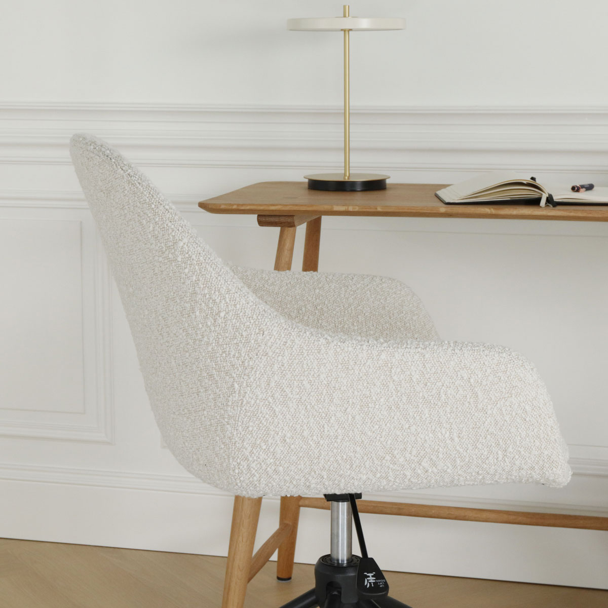 Bureaustoel Nout-Mae bouclé beige - zwart onderstel