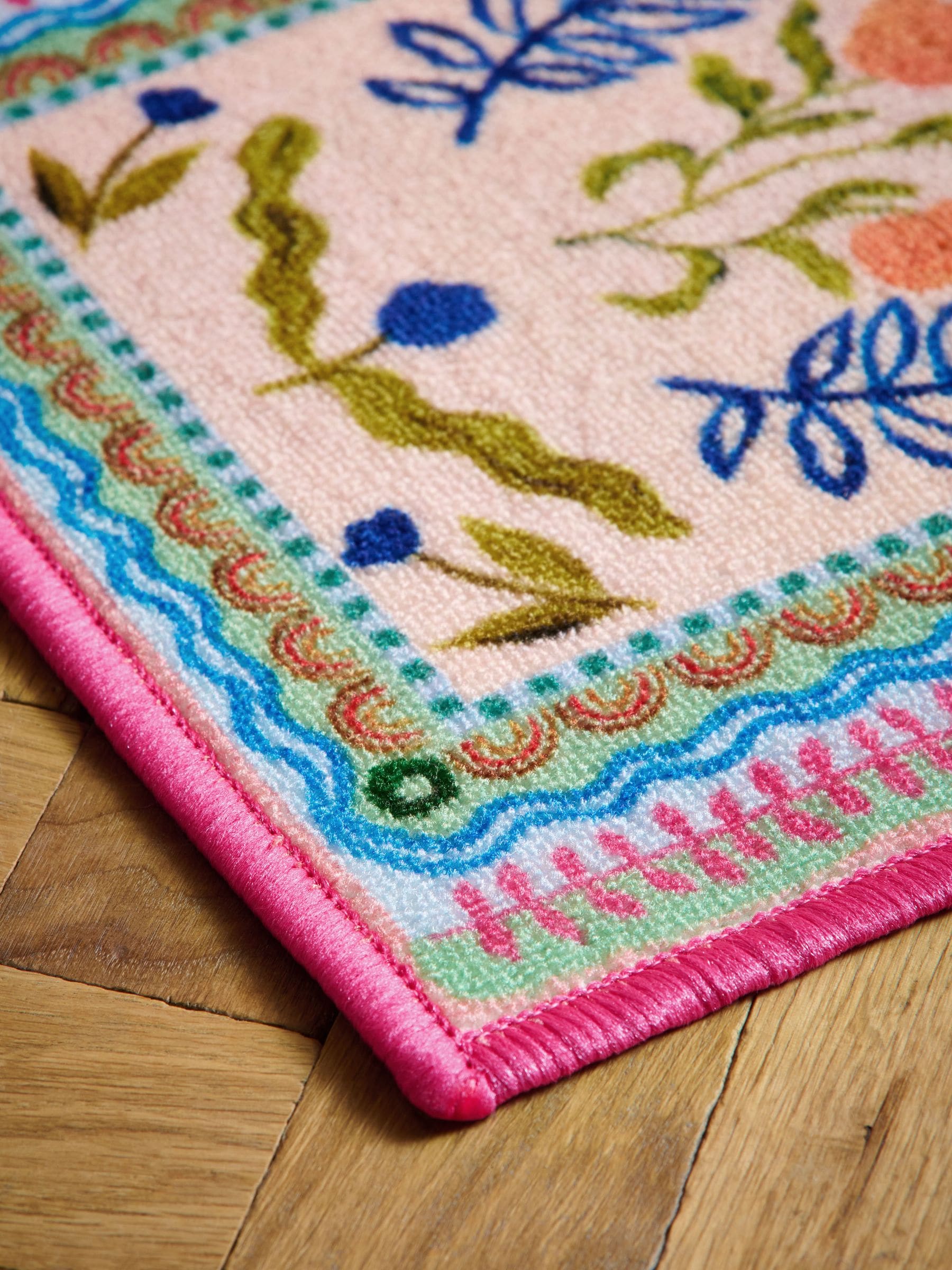 Wasbare deurmat met heldere bloemenprint