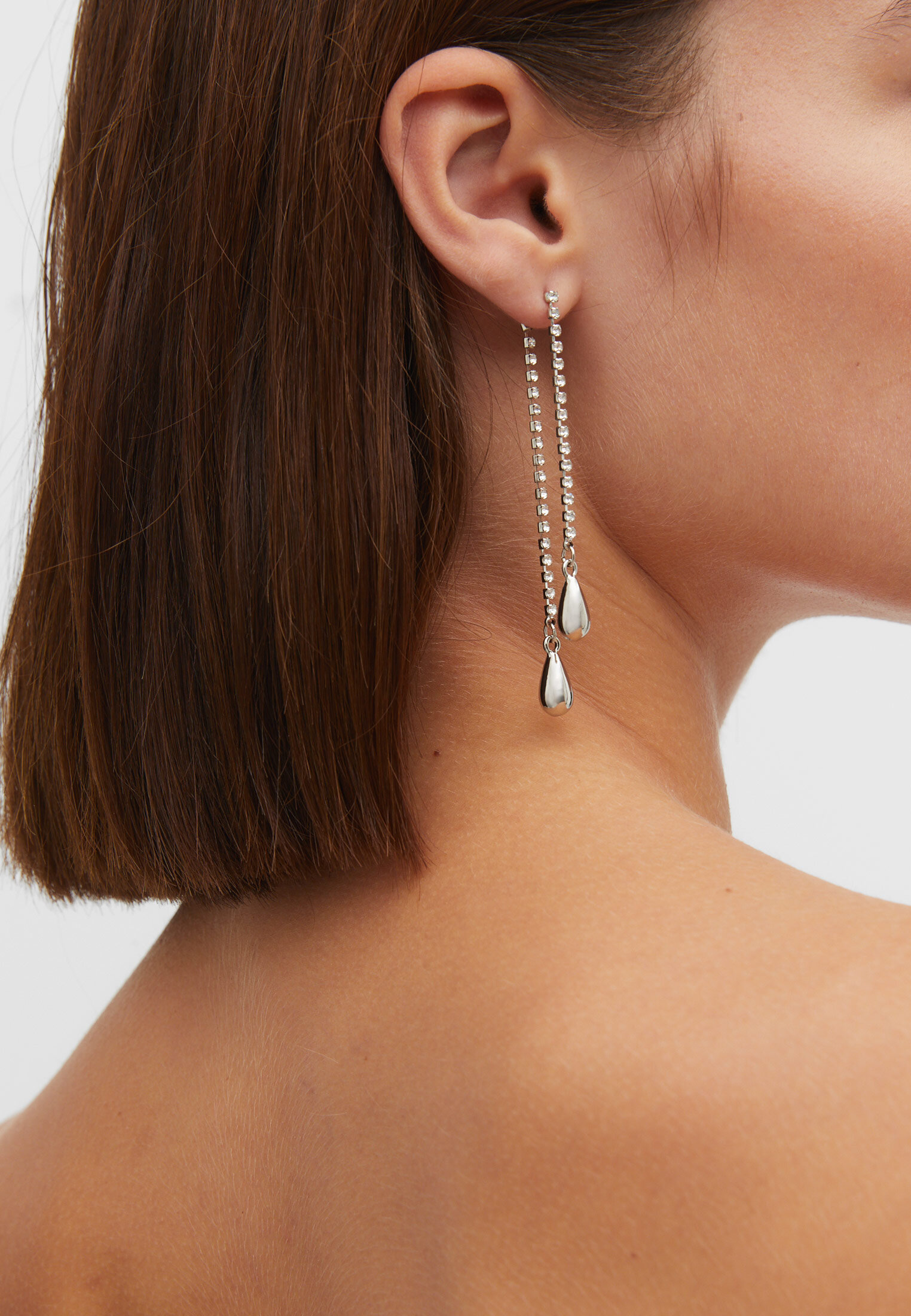 Brincos em cascata com strass em formato de gota