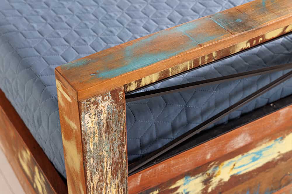 Einzigartiges Bett JAKARTA 185cm braun bunt aus recycelten Fischerbooten Massivholz