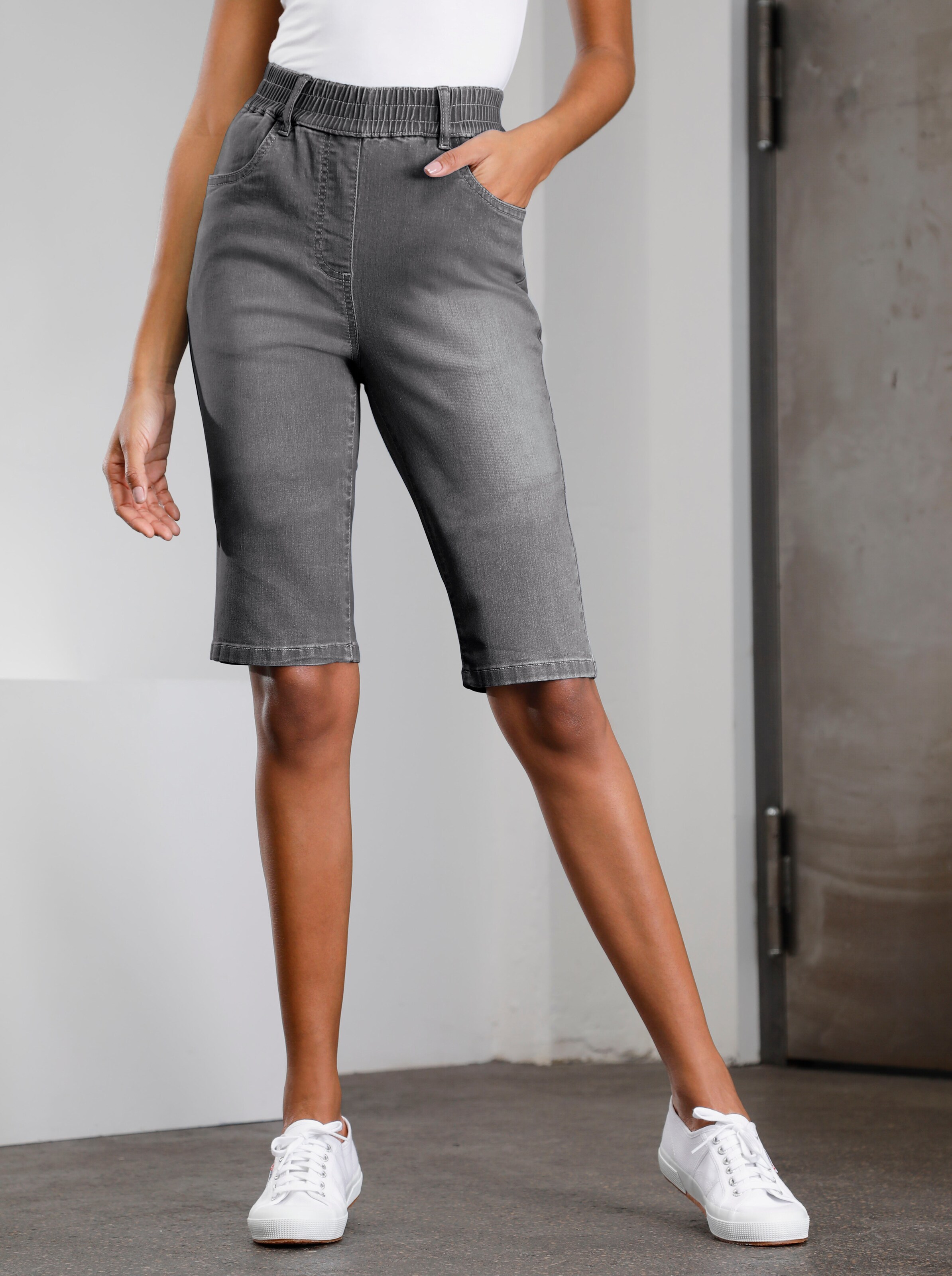 Jeansbermudas mit hohem Rundum-Dehnbund