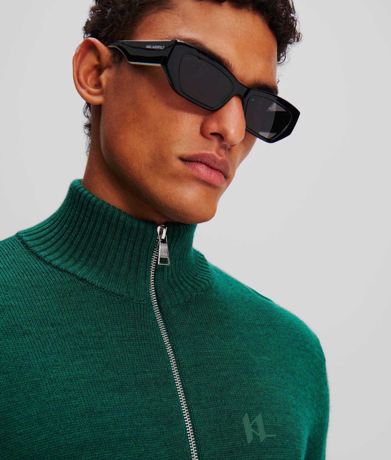 PULL À COL ROULÉ AVEC DEMI-ZIP