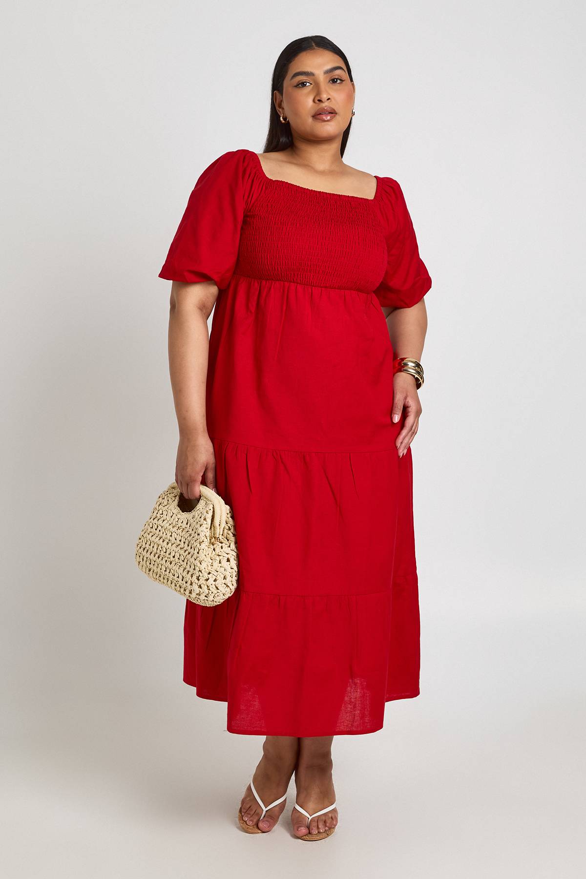 boohoo Robe Mi-longue Étagée Grande Taille À Manches Bouffantes Effet Lin