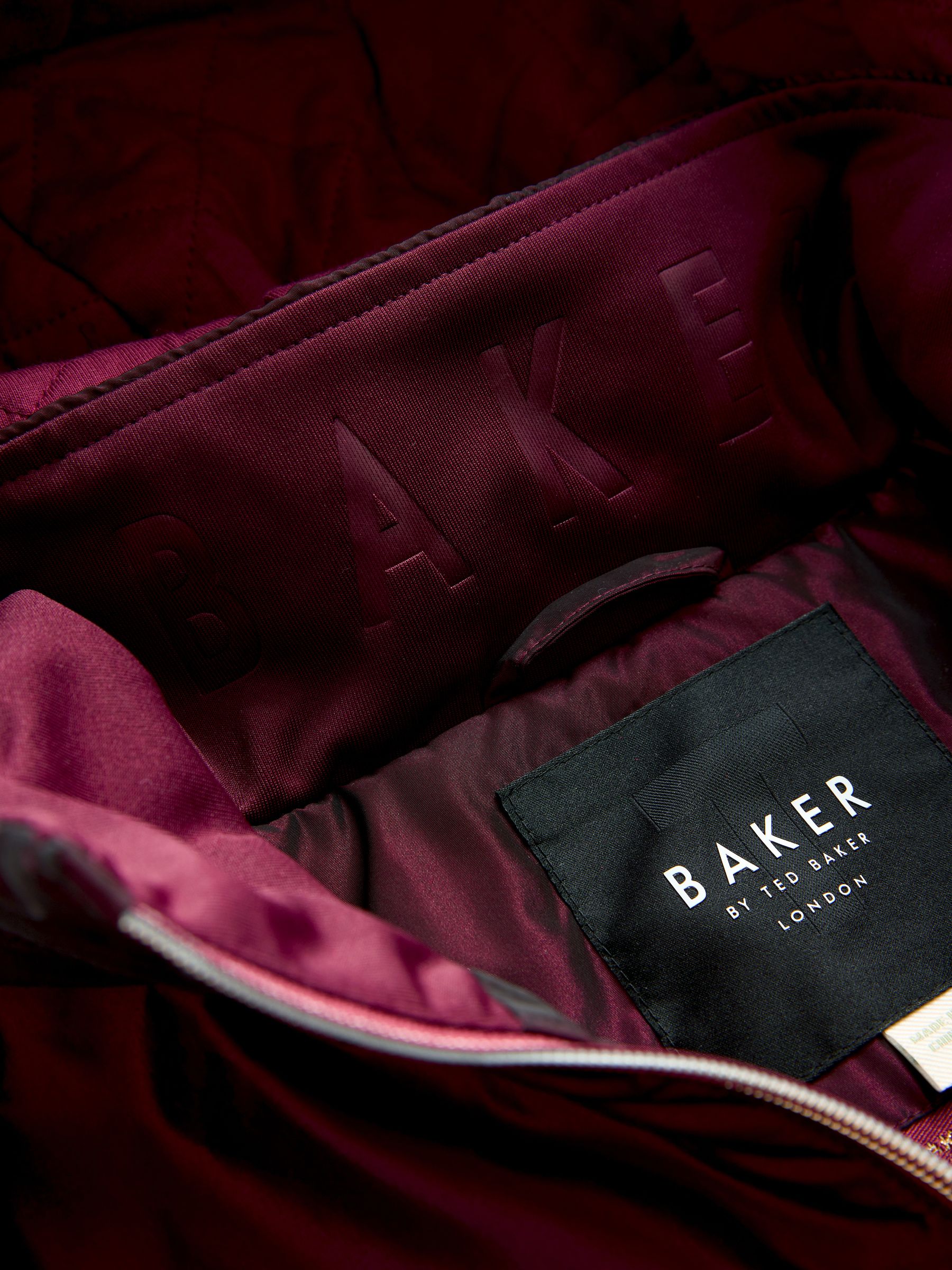 Bessenroze - Baker by Ted Baker regenbestendige regenjas met ruches