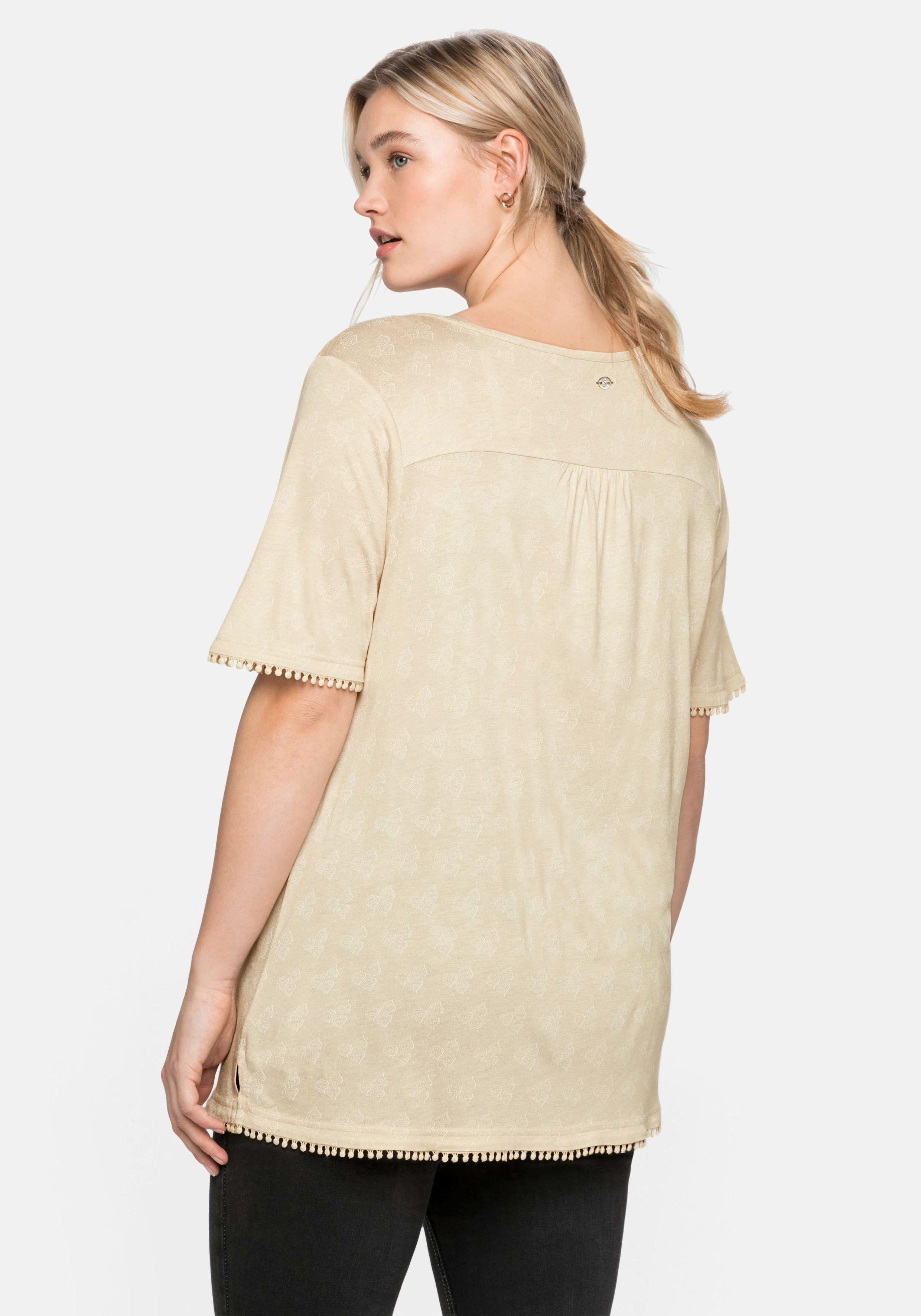 Shirt mit zartem Alloverdruck und Spitzenborte