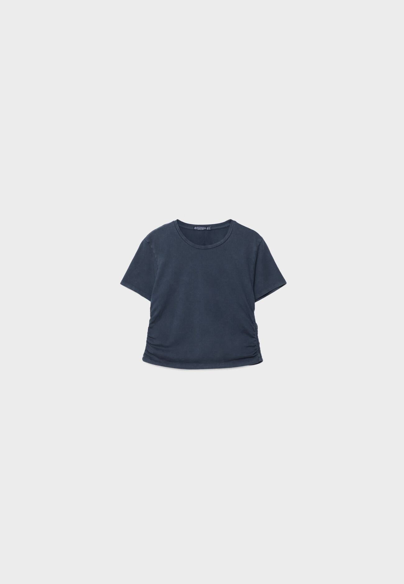 Camiseta de algodão com franzido lateral