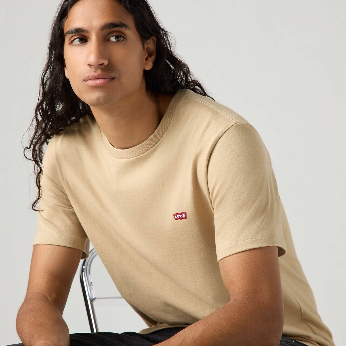 Camiseta LEVI'S com gola redonda e mangas curtas.