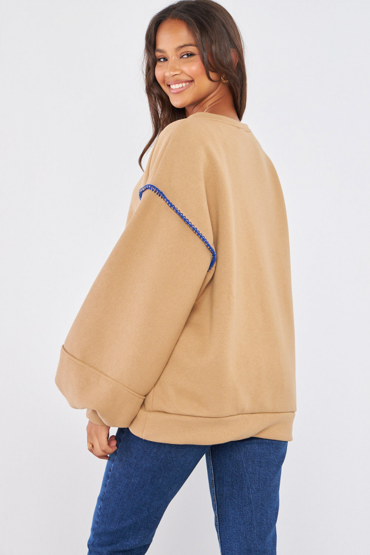 Pull beige foncé à empiècement couture colorés
