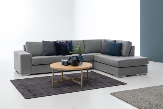 Modern Living hjørnesofa Åpen ende høyre. Tekstil Inari 3 Grey, arm B og 4,5 cm aluminiumsben [Ben 3].