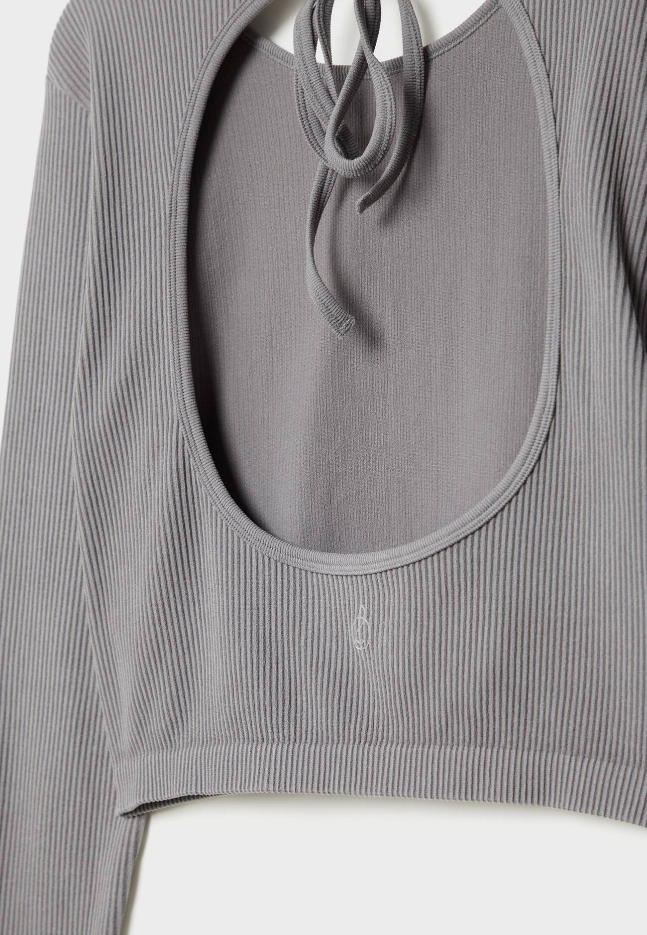 Camiseta com costas abertas