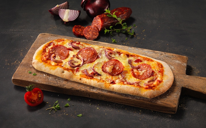 Pizza alla Romana Salame Piccante e Cipolla Rossa (10417) | online bestellen!