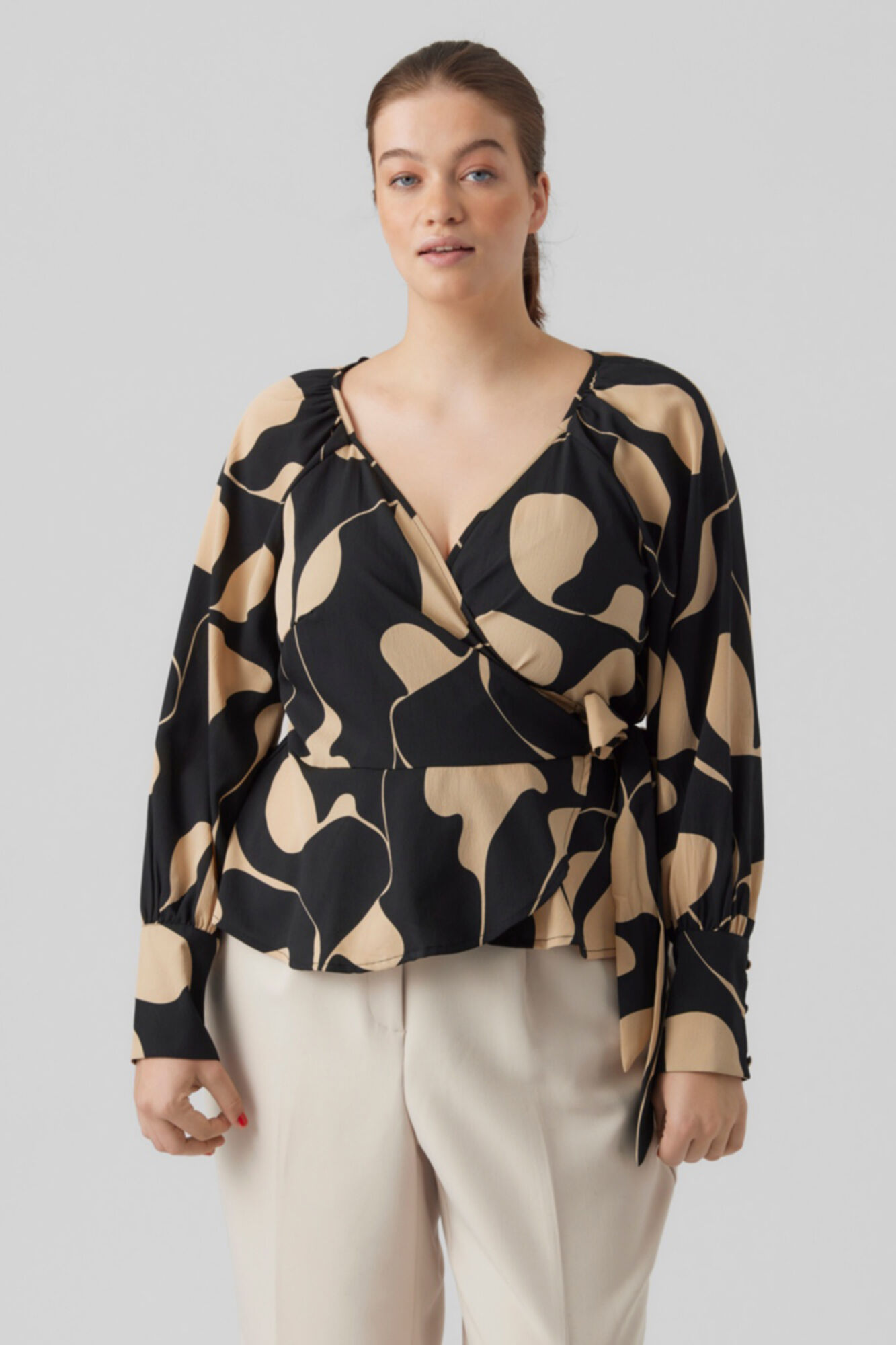 Blusa de manga comprida com decote cruzado plus size - Preta