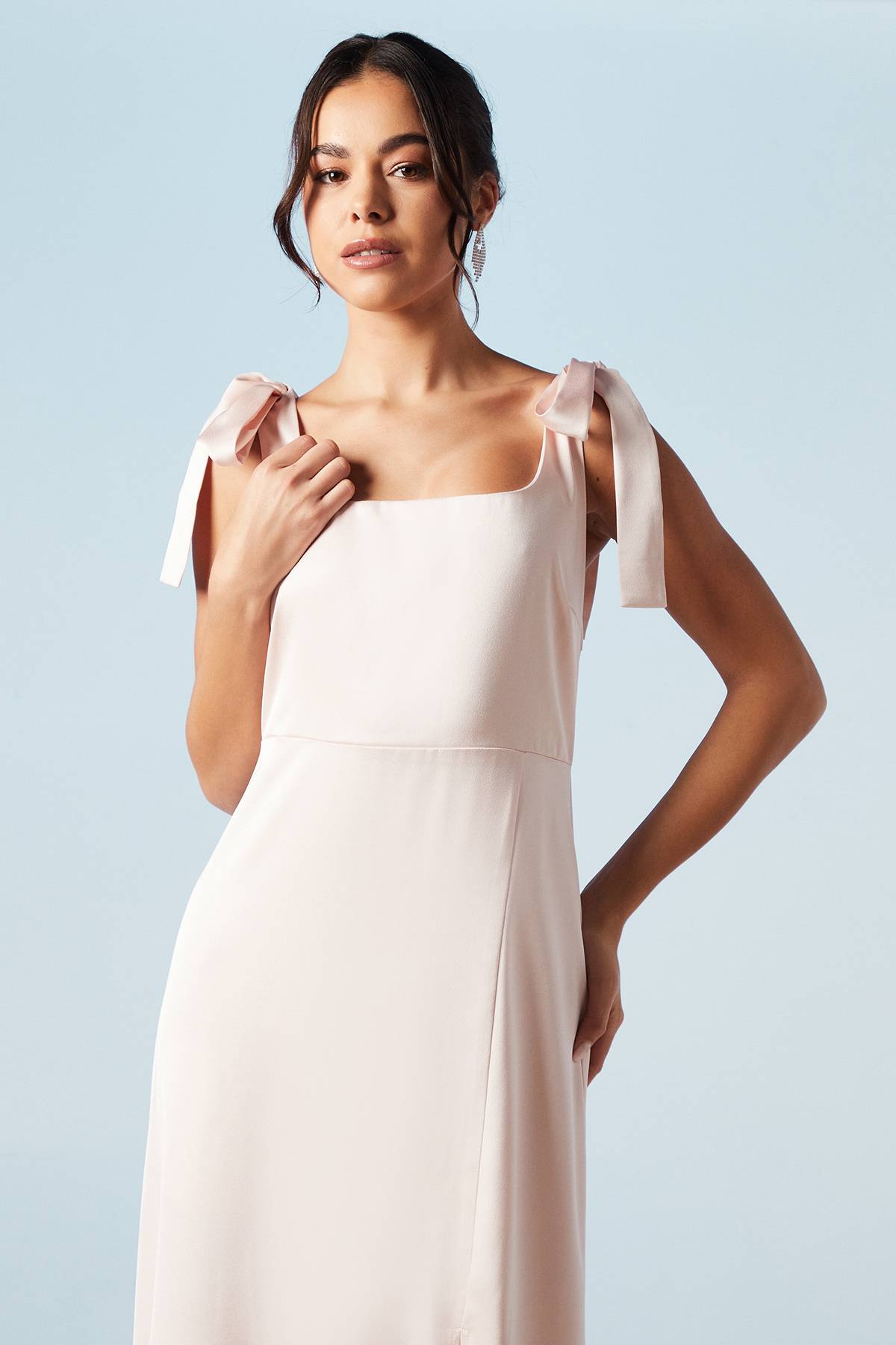 Oasis Robe de Demoiselle d'Honneur Mi-Longue Satinée à Épaules Nouées Petite Taille