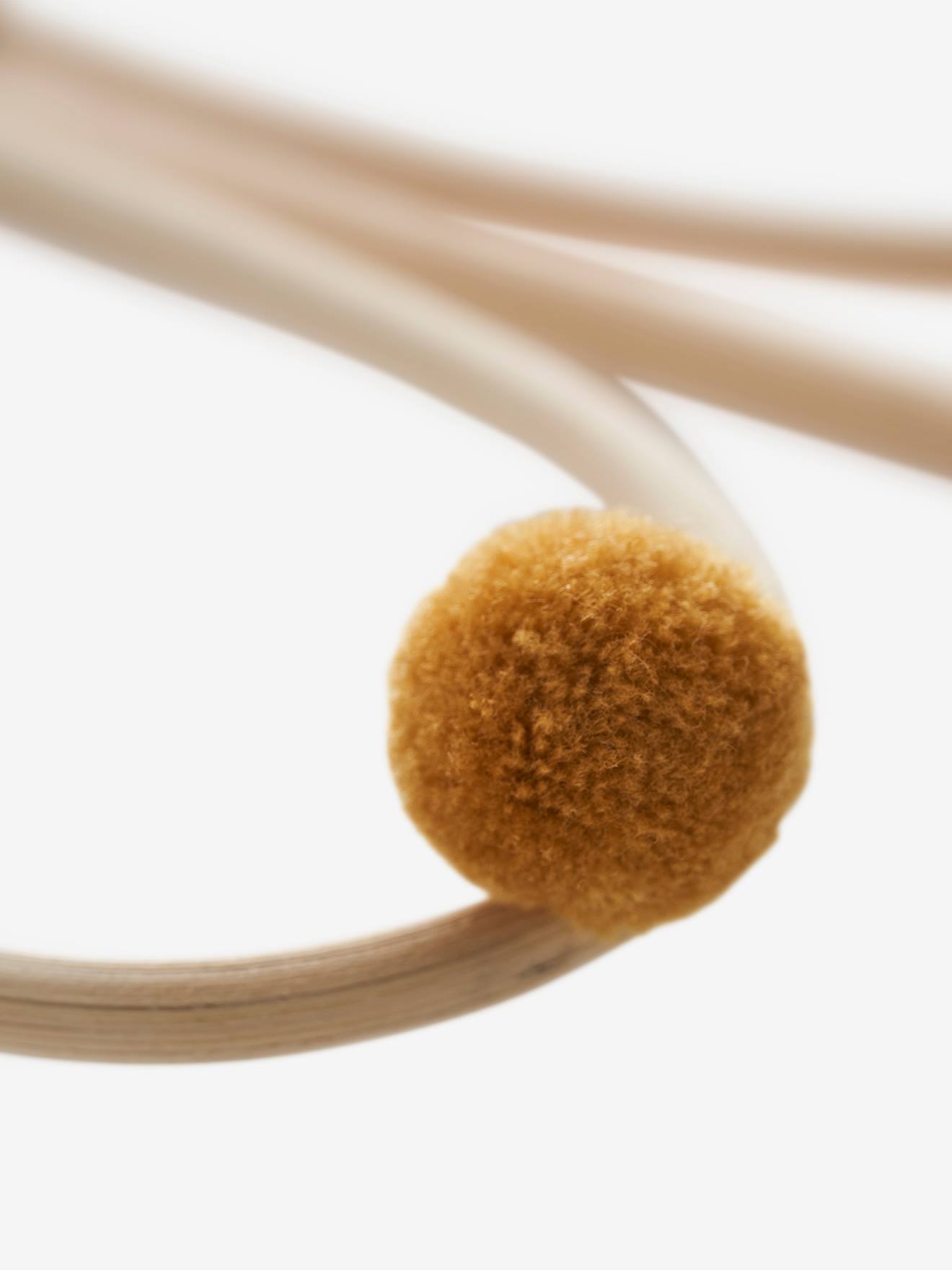 Espelho liso de vime marrom claro com pompons