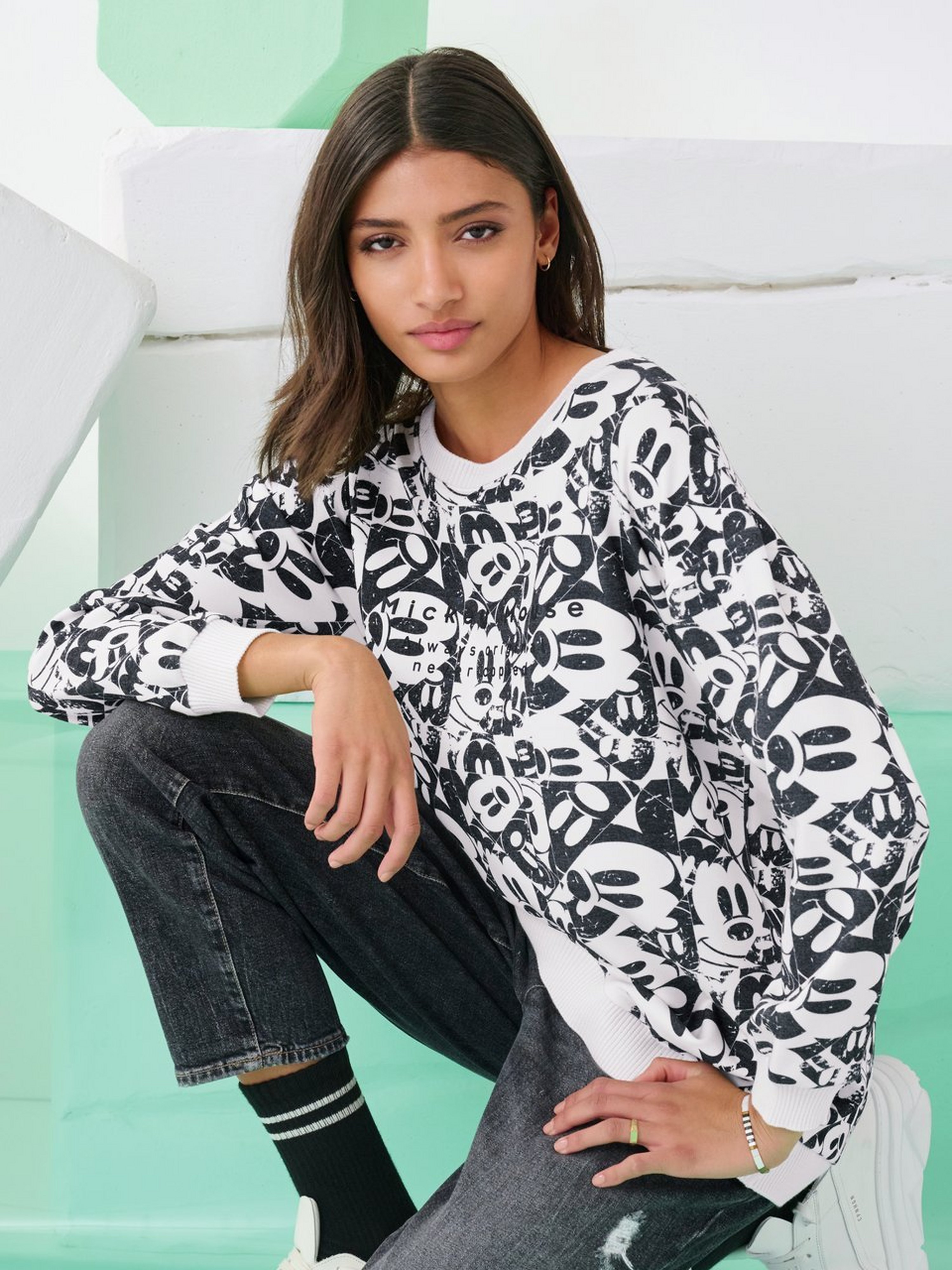 Sweatshirt