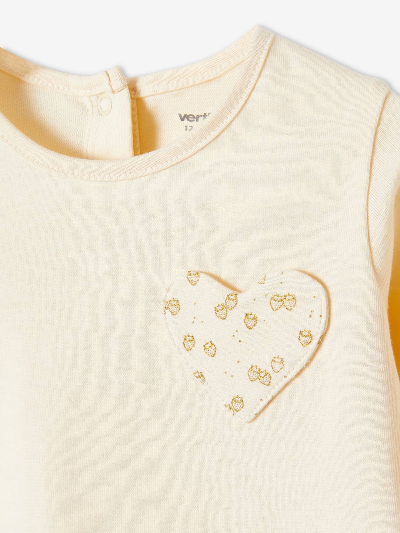 Camiseta infantil feminina com bolso, estampa de coração e morangos, bege claro lisa com detalhes.