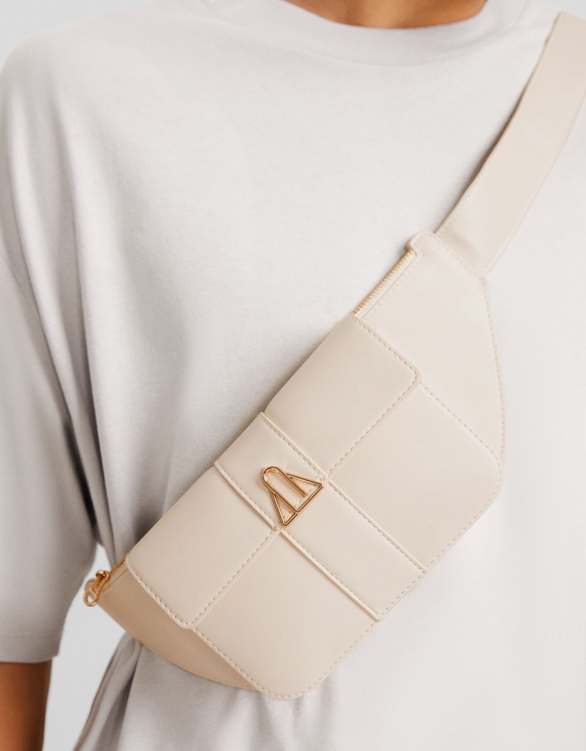 Bolsa de cintura com detalhes