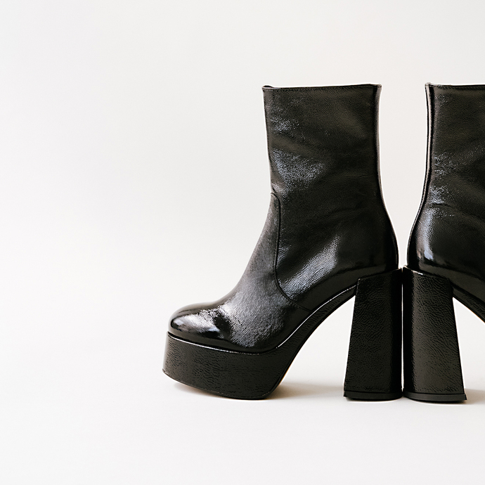 Boots à plateformes et bouts ronds  en vernis plissé noir