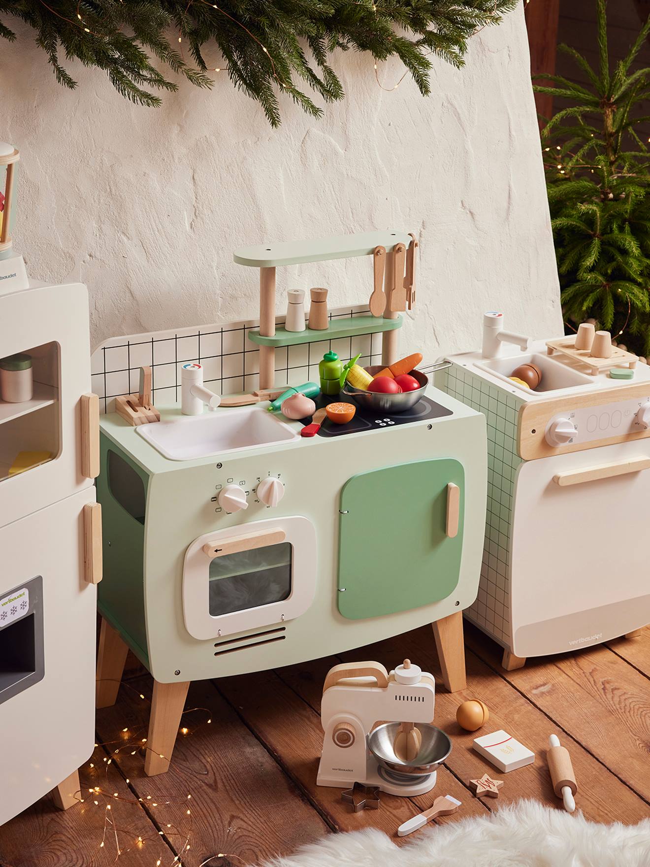 Cozinha de brinquedo de design, feita de madeira cor caramelo com certificação FSC®.