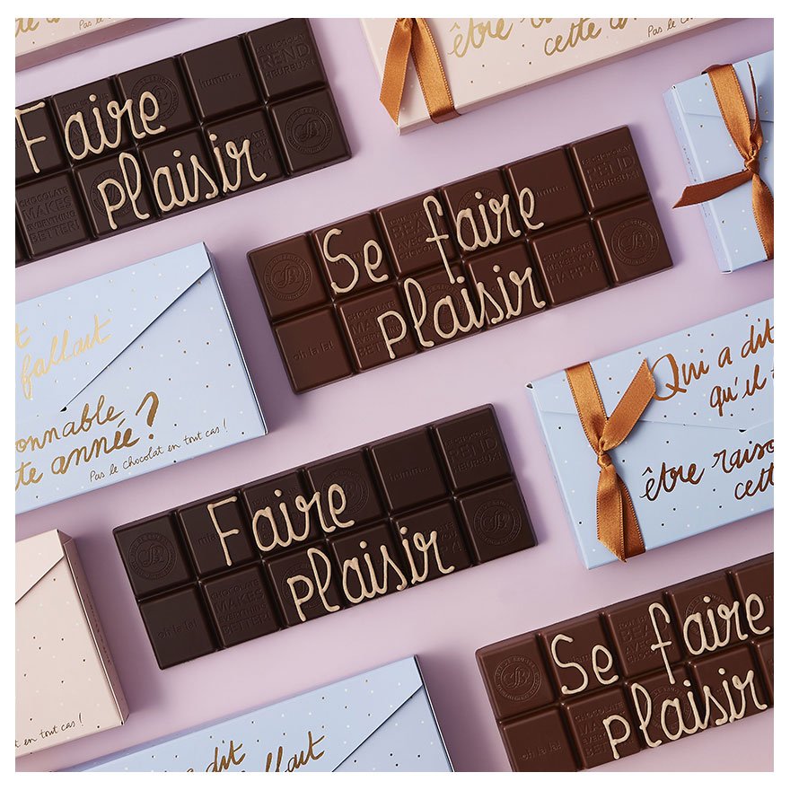 Enveloppe nouvel an parme avec de tablette chocolat au lait ou noir