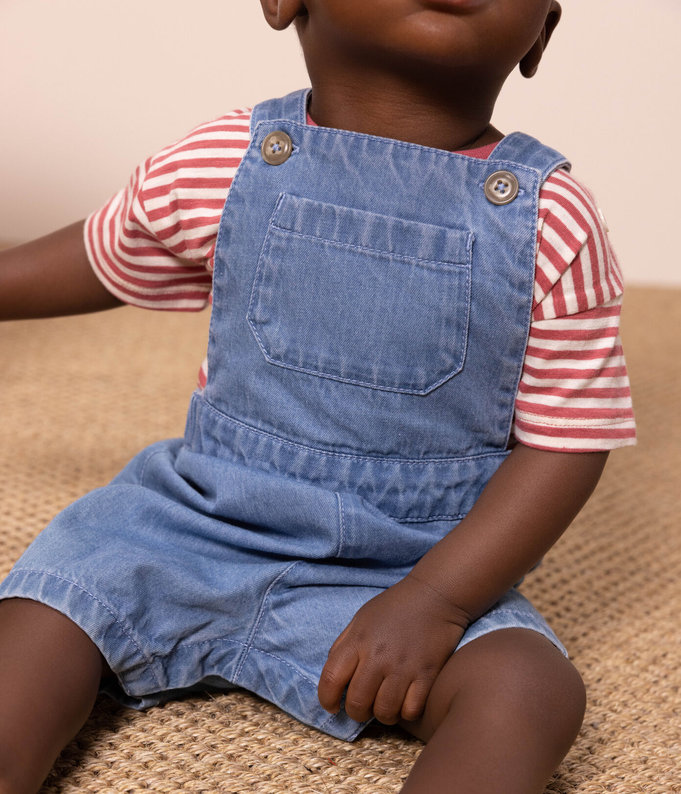 Salopette courte bébé en denim léger