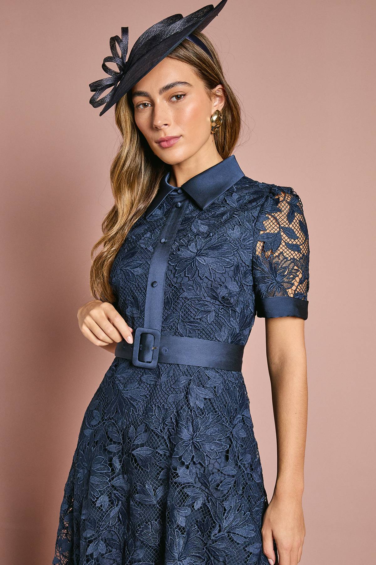 Coast Robe Midi Chemisier en Dentelle avec Finitions Satinées