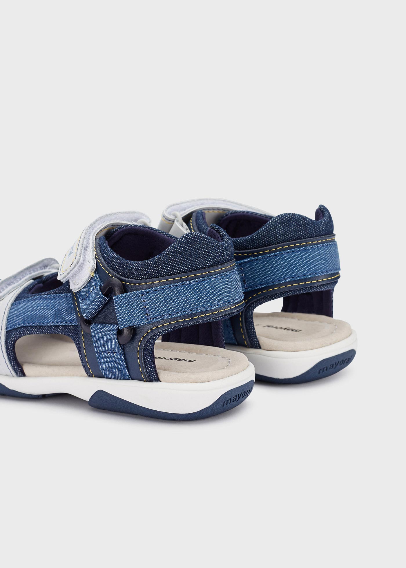 Sandália infantil com fecho duplo de velcro e detalhe lateral.