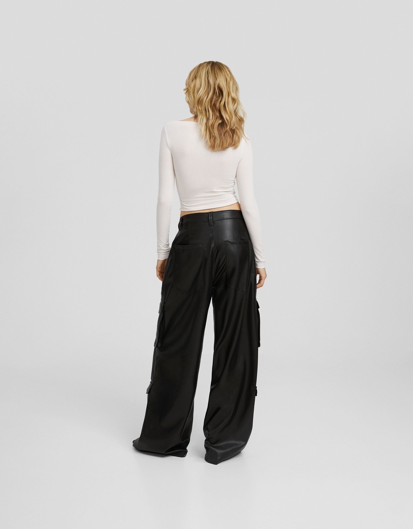 Calça cargo com vários bolsos e efeito couro