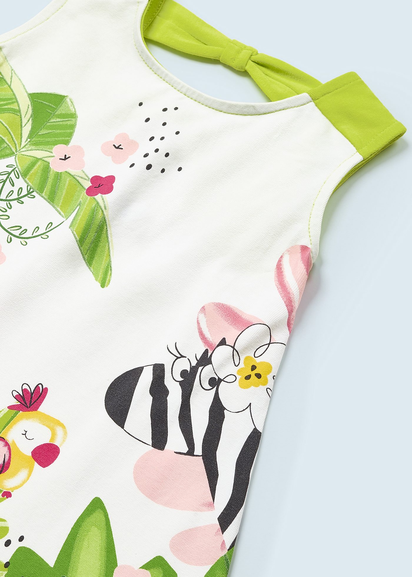 Vestido infantil com estampa feita de algodão sustentável.