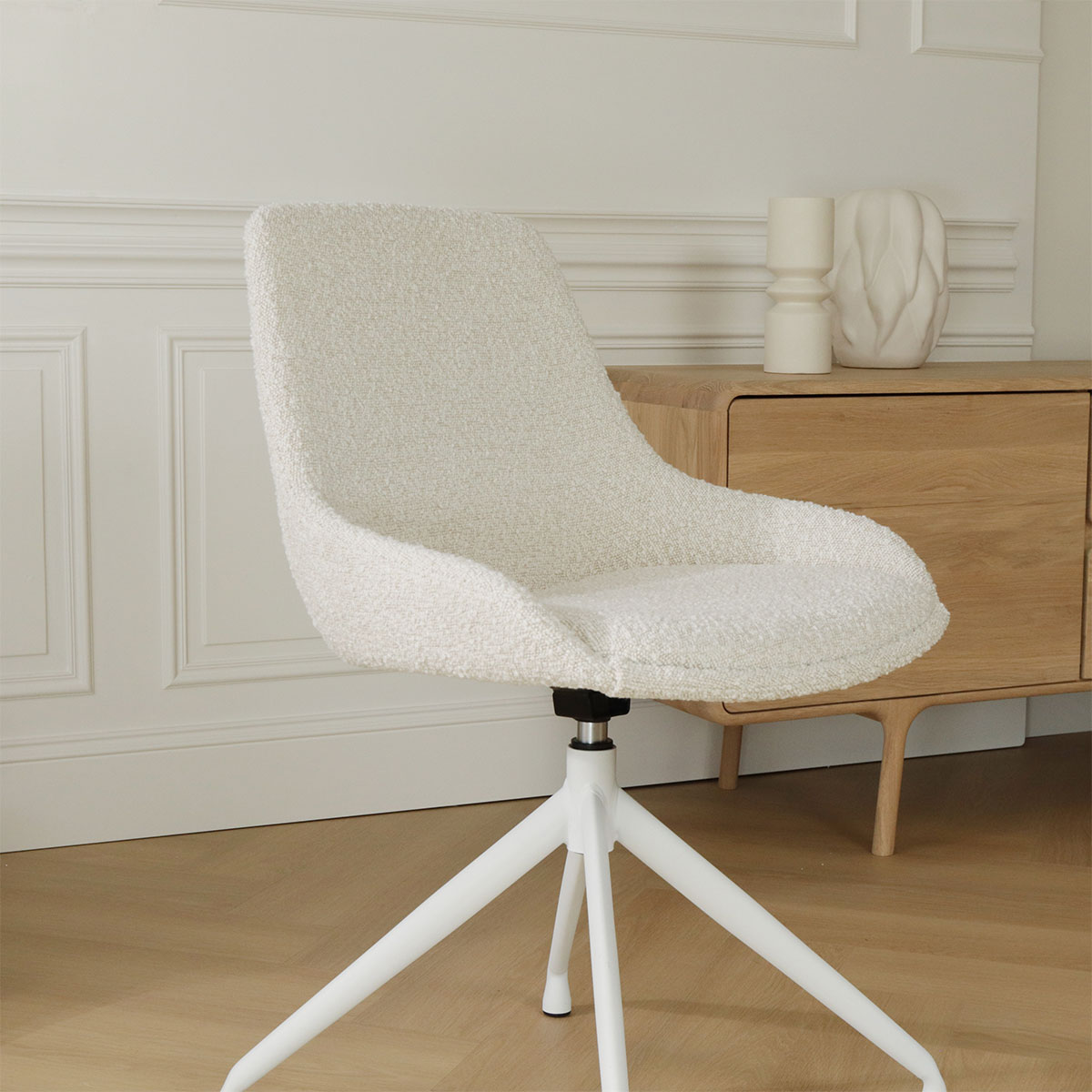 Eetkamerstoel Nola-Isa bouclé beige - wit onderstel