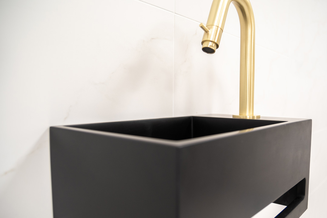 Saniclear Bali fonteinset rechts met mat zwarte fontein en gebogen gouden kraan