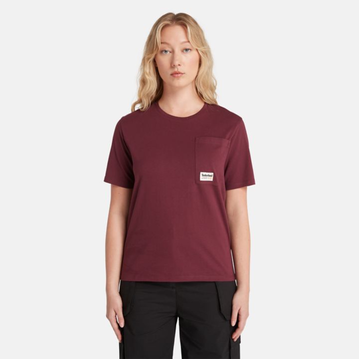 Camiseta feminina com bolso inclinado na cor bordô.