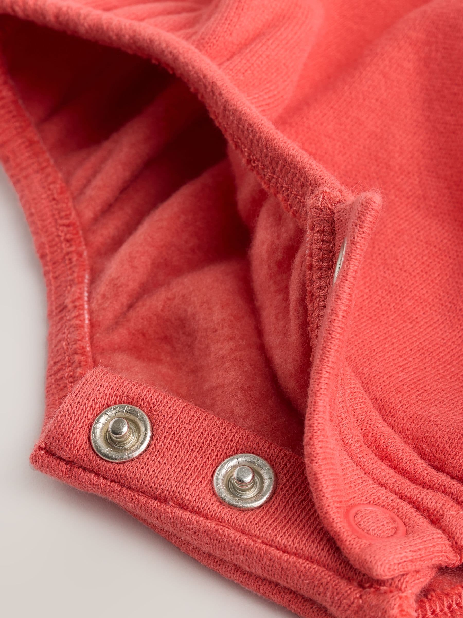 Felgekleurde streep met figuurtjes - Babyset van denim bretelbroeken en bodysuit (0 mnd - 2 jr)