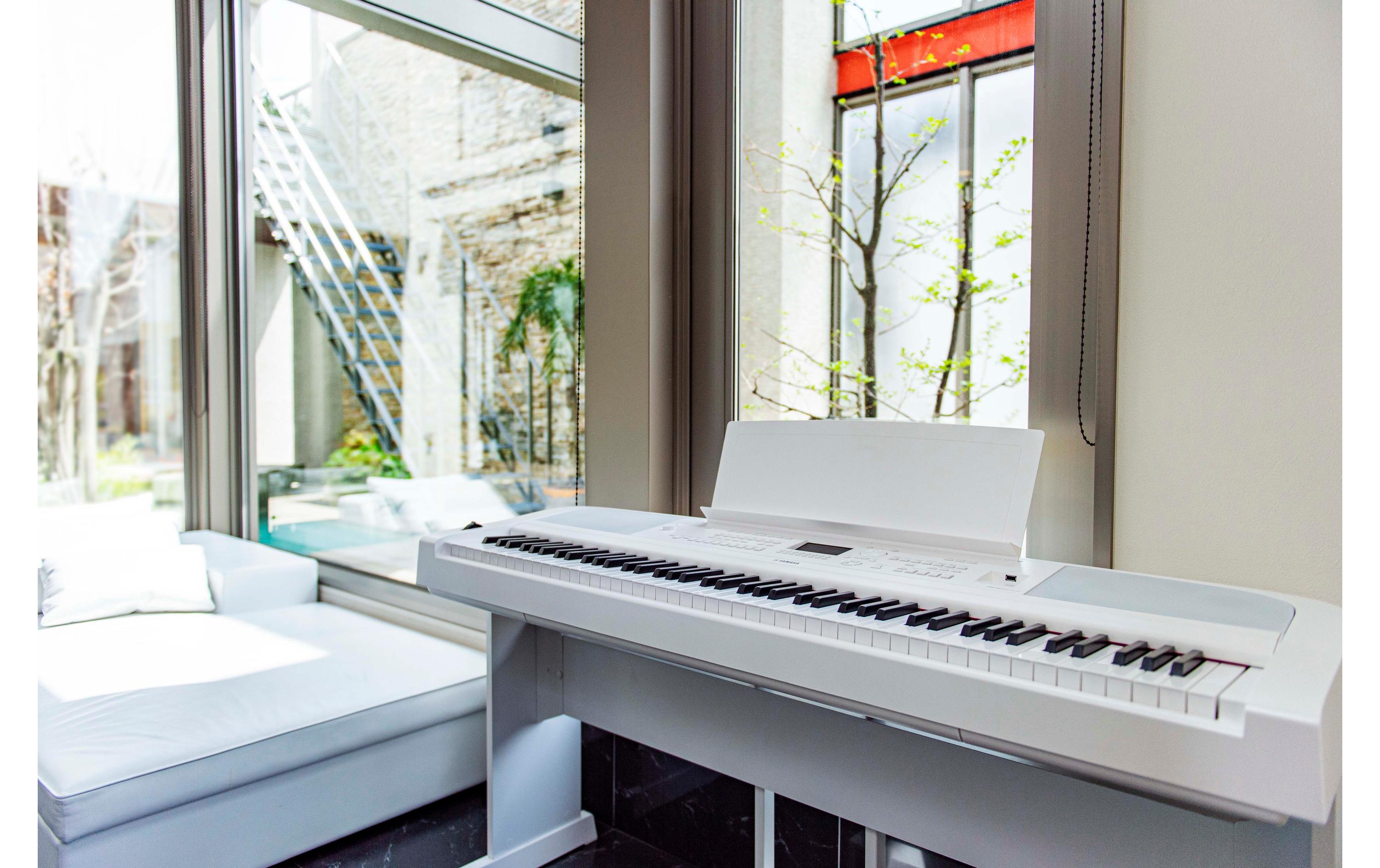 E-Piano DGX-670 Weiss<br>Digital Piano mit Begleitautomatik