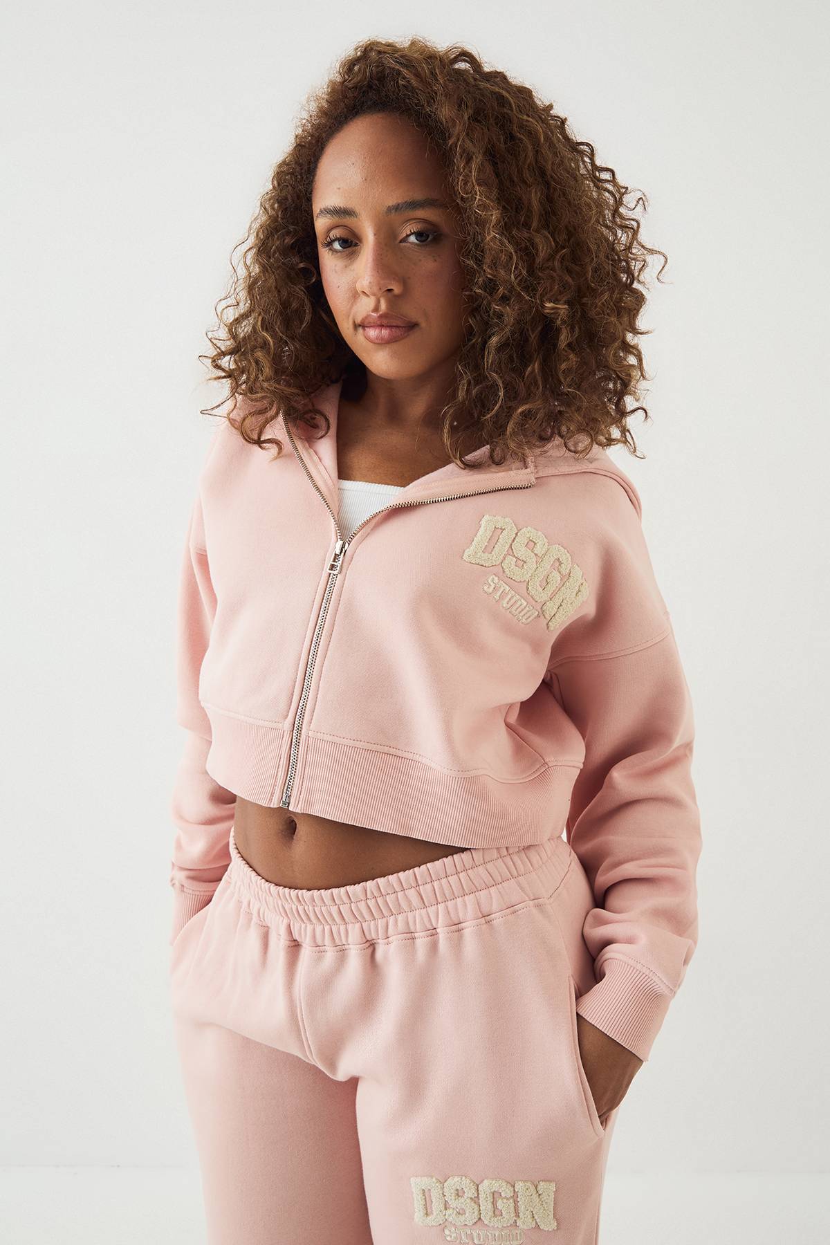 Sweat à Casynthétiqueche Court Zippé Boxy avec Appliqué Éponge DSGN Studio