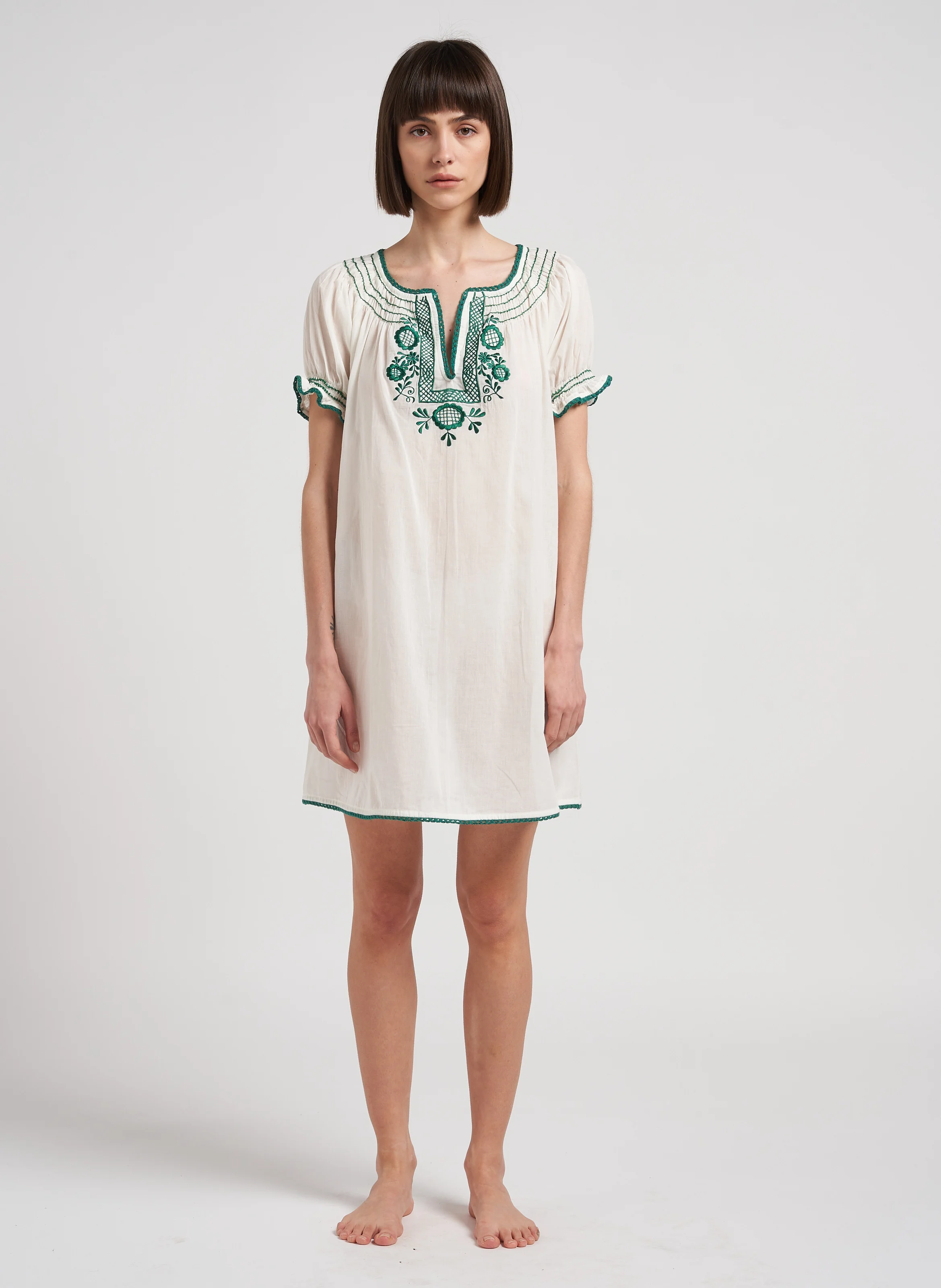 ZOE - Robe courte brodée col tunisien en coton | Vert