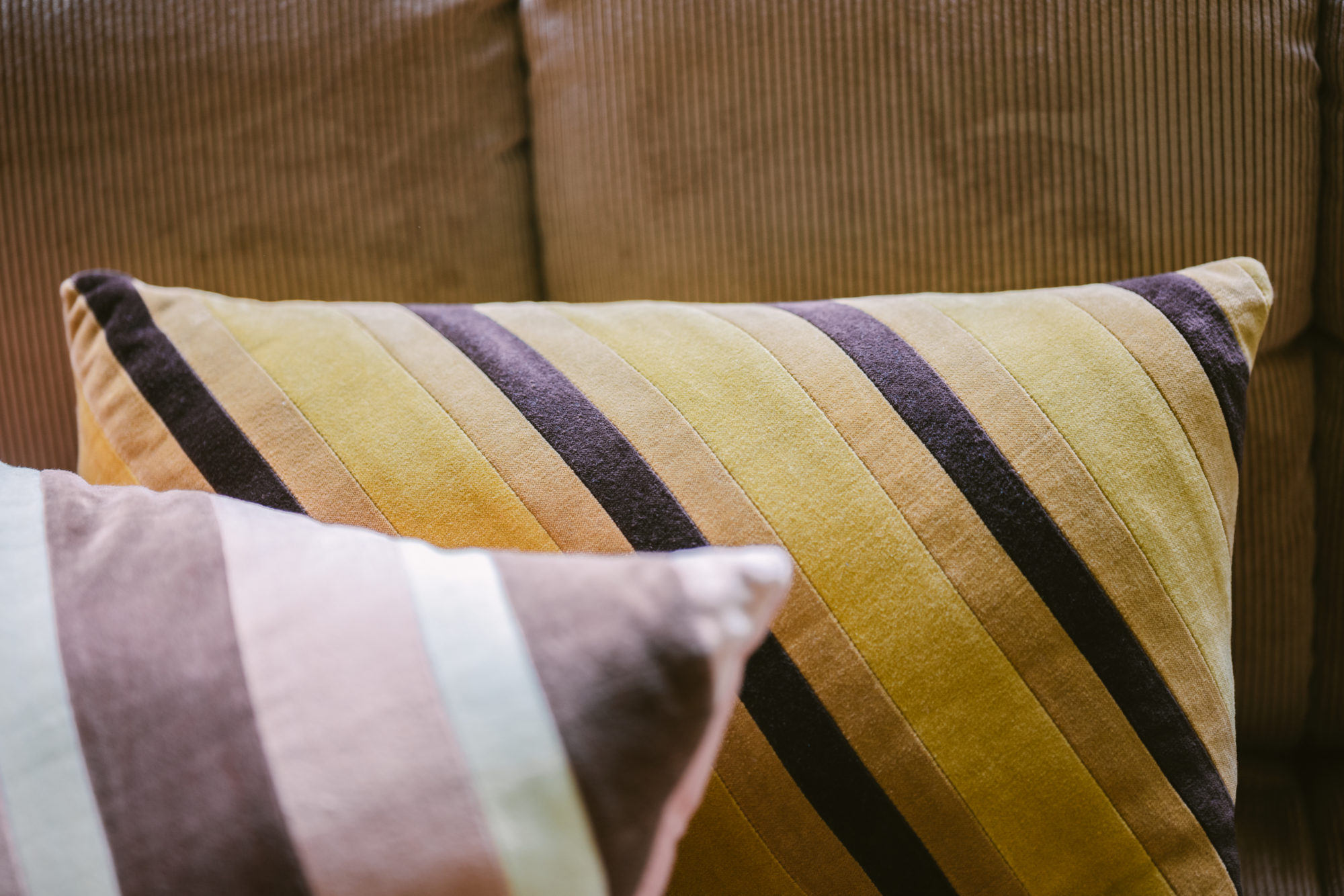 Sierkussen Striped velvet Honey 50x30 cm