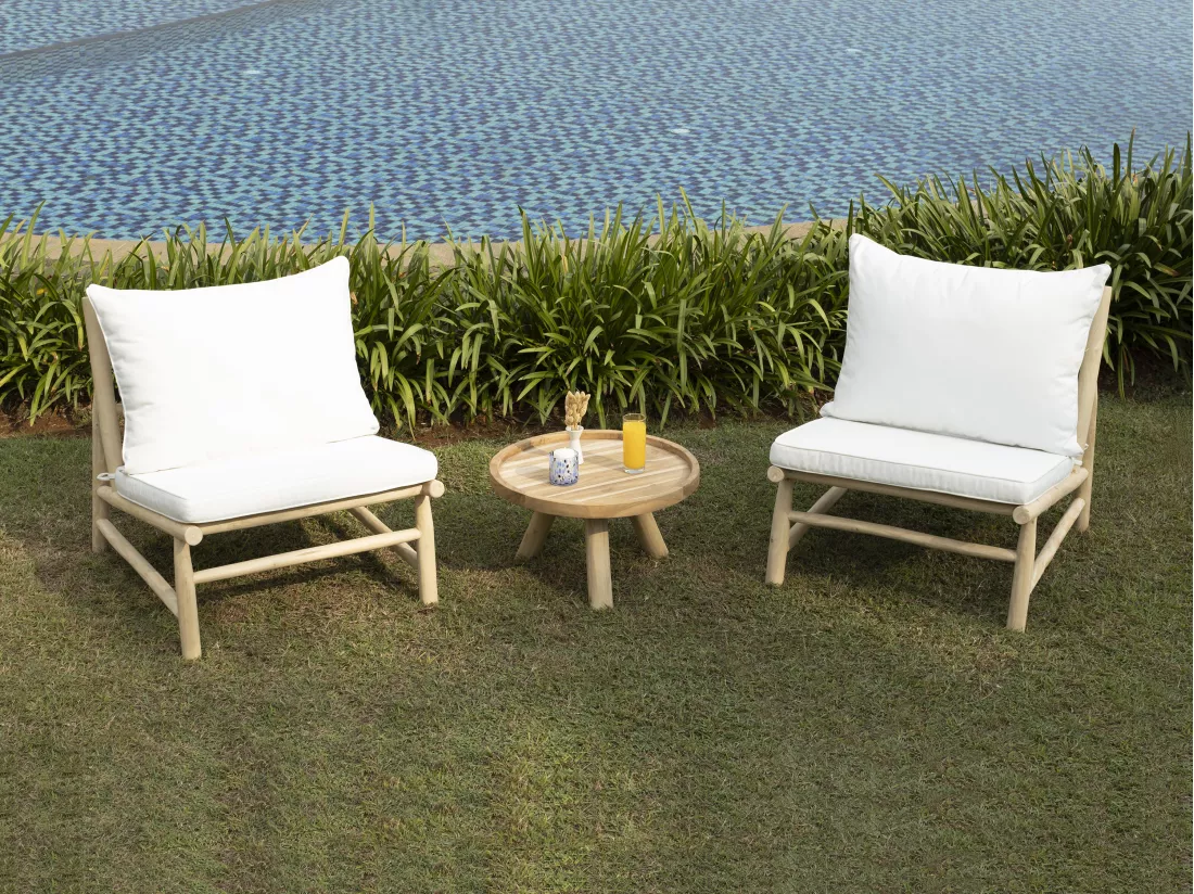 Salon de jardin en teck : 2 fauteuils et une table basse ronde - Naturel clair et blanc - TULUM de MYLIA