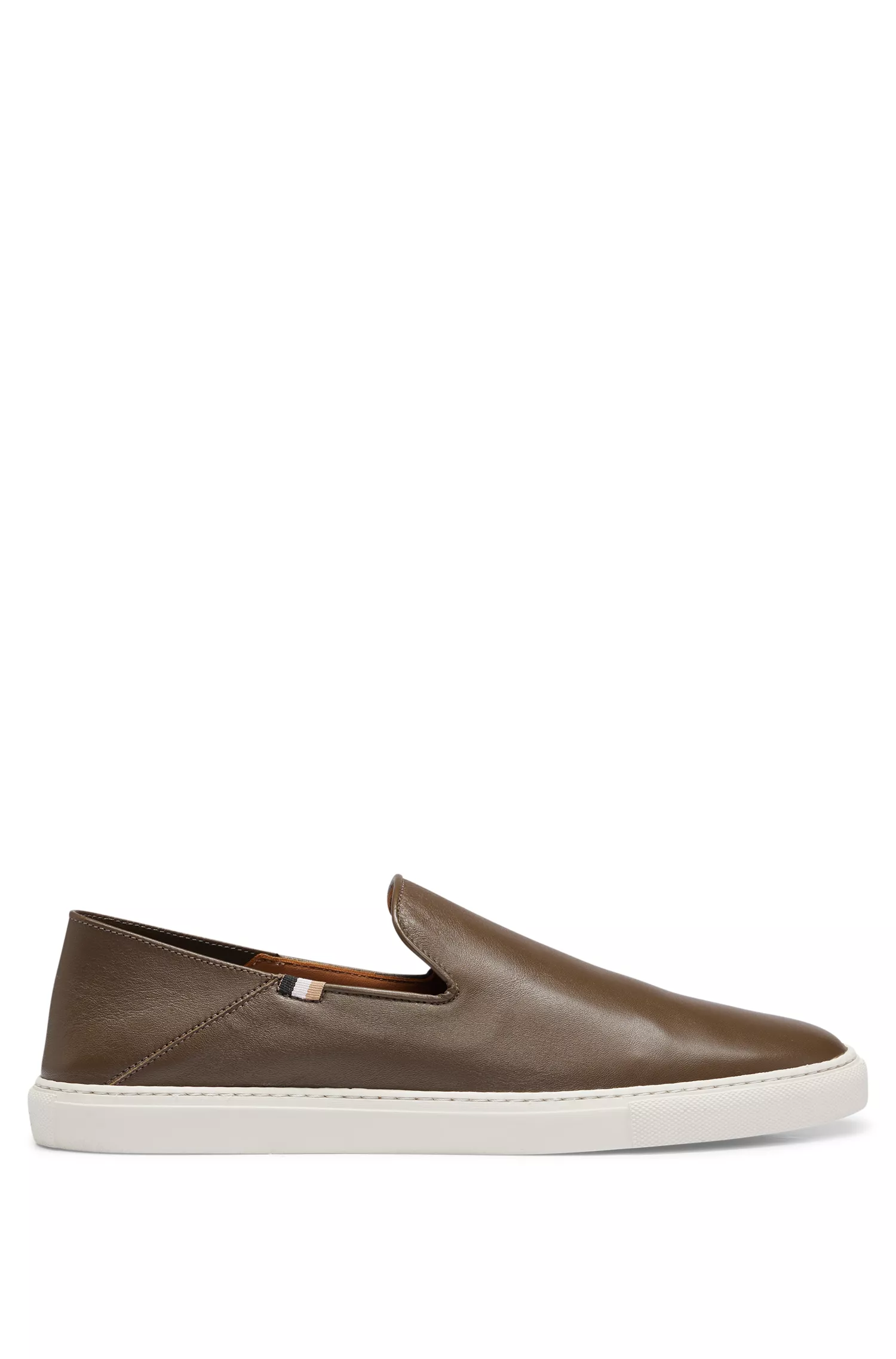 Sapatos slip-on BOSS em couro preto com detalhe de listra característica.