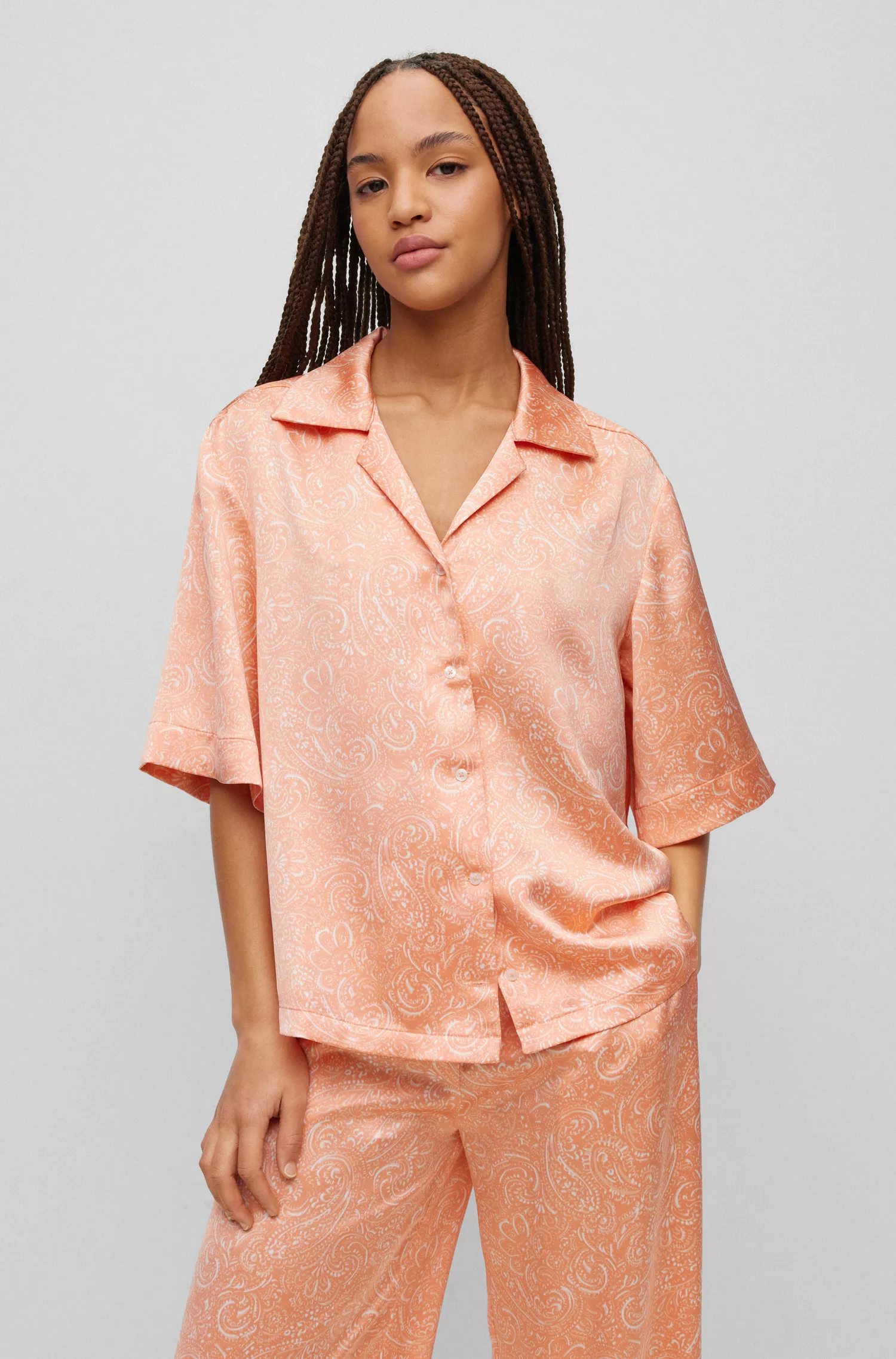 Blusa HUGO vermelha de manga curta com modelagem relaxada em cetim com estampa paisley.