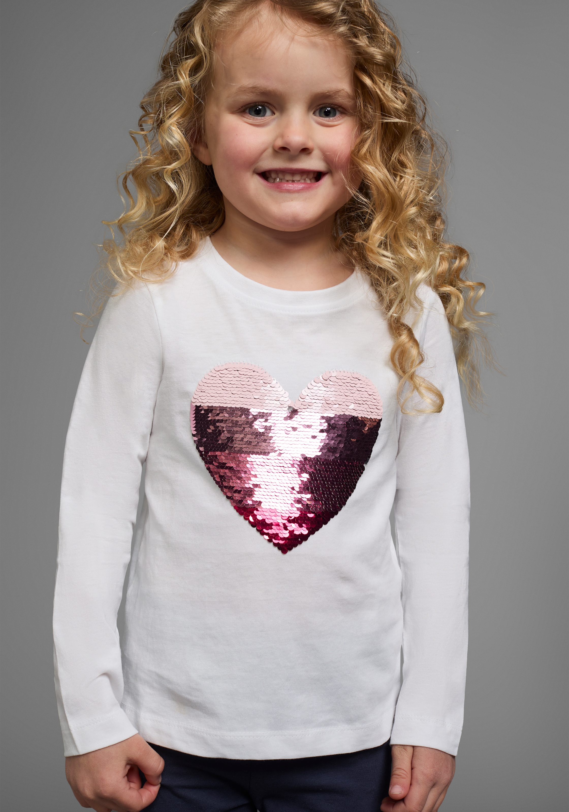 KIDSWORLD Langarmshirt », mit Paillettenherz zum Wenden«, Langarm,  Basic-Passform,  mit glitzernden Pailletten
