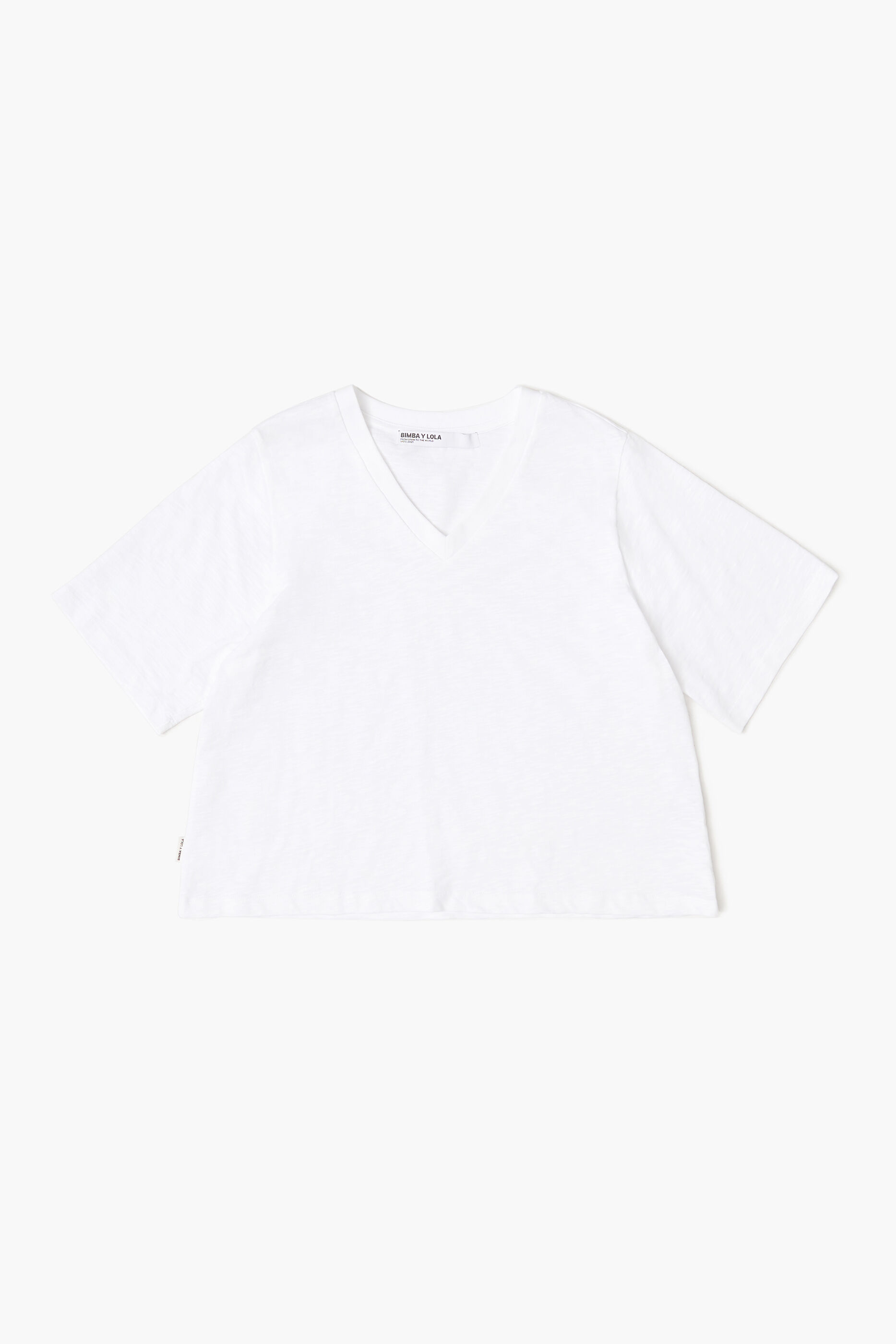 Camiseta branca de algodão com modelagem flare