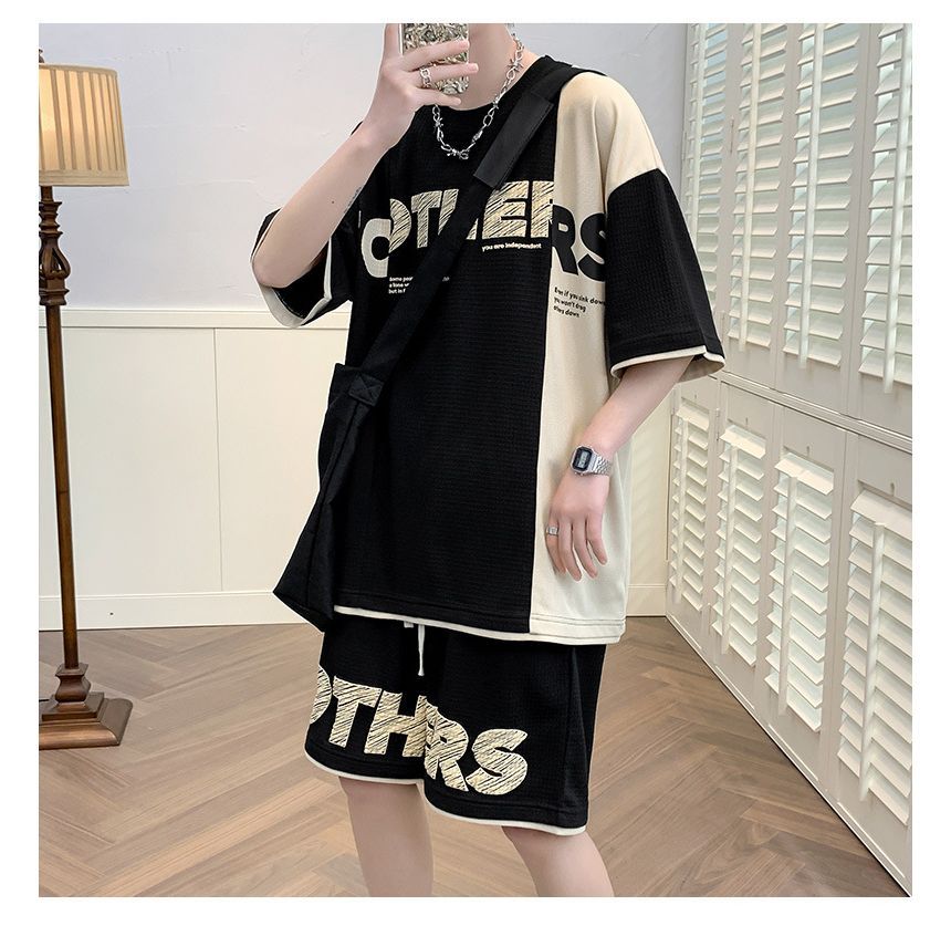 Andrei - Set: Oversized T-shirt met ronde hals, elleboogmouwen en tekstprint + shorts met gemiddelde taille