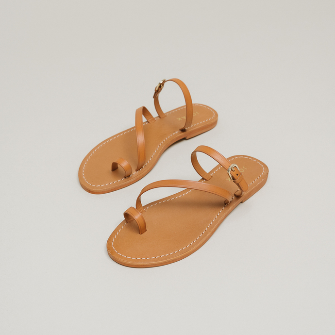 Sandales à brides et détails dorés  en cuir camel