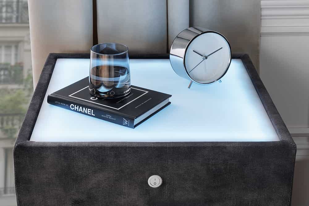 Quadratischer Nachttisch PARIS 55cm grau Samt inkl. Beleuchtung und Schubladen